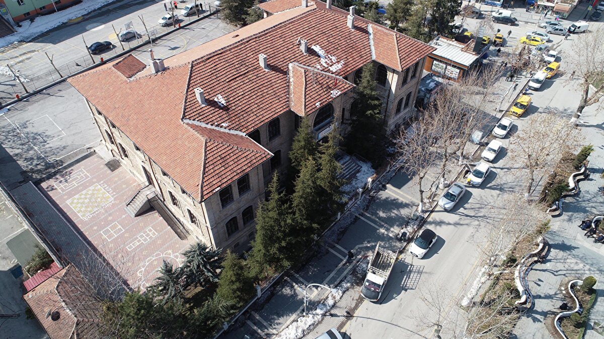 Çevresindeki bazı binalar yıkılırken 2 katlı, duvarları taş, briket ve tuğladan örülen binanın ikinci katındaki bir duvar yıkıldı.