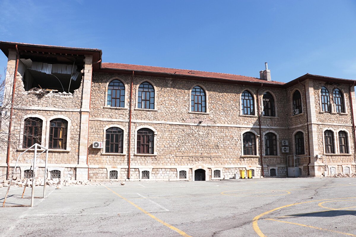 Battalgazi ilçesinde 1933 yılında yapılan cumhuriyet döneminin ilk yapı örneklerinden olan Gazi İlkokulu, depremden en az etkilenen bina oldu.