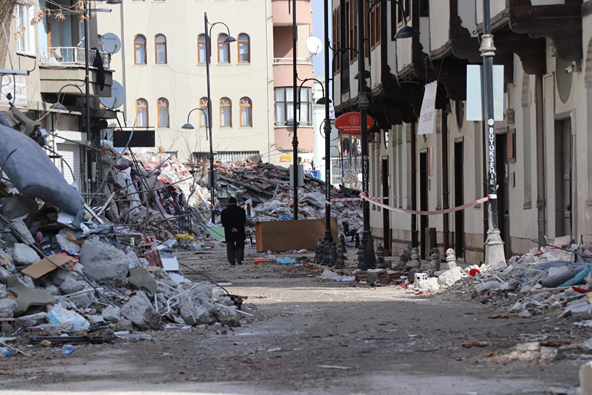 Saray Mahallesi'nde yaklaşık 20 yıldır oturan Cumali Buzludağ, ''Tarihi binalar olduğu gibi duruyor, hiçbir şey yok.