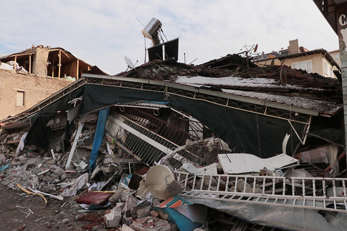 Diğer binalar ise yeni binalardı, bazıları yıkıldı. Fark bu demek ki'' dedi.