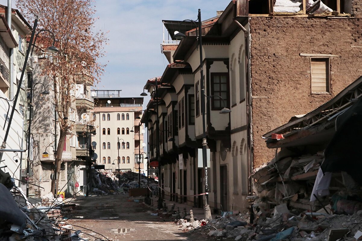 'Beşkonaklar' yapıldığı dönemlerde ve daha sonra da kentin önde gelen ailelerinin oturmasıyla biliniyor, bugün müze olarak kullanılan, sanatsal etkinliklerin yapıldığı bina içerisinde kafe de yer alıyor.