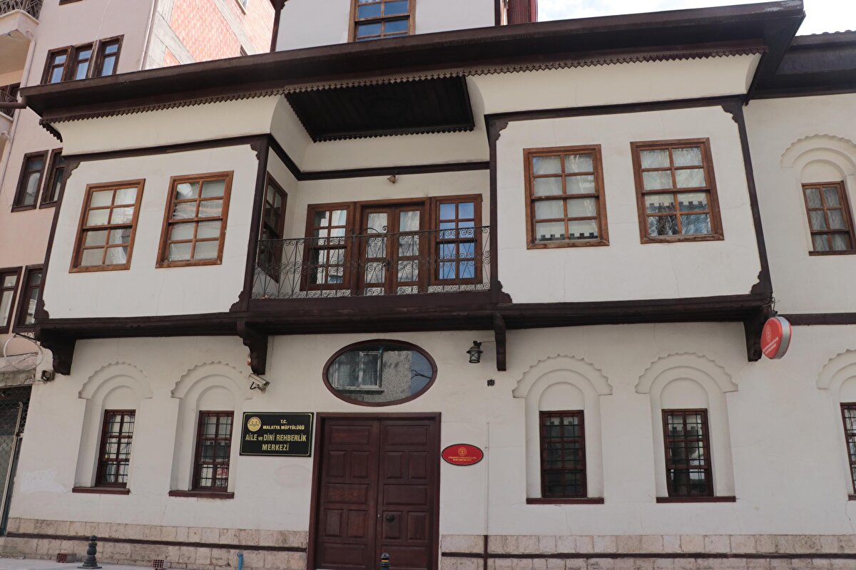 Malatya'da etkili olan deprem nedeniyle 1500'ün üzerinde bina yıkıldı. Battalgazi ilçesi Saray Mahallesi'ndeki 'Beşkonaklar' olarak bilinen yaklaşık 120 yıl önce Malatyalı Hacı Sait Efendi (Turfanda) tarafından yaptırılan binalar ise dimdik ayakta dururken, aynı sokaktaki bazı binalar ise yıkıldı veya hasar gördü.