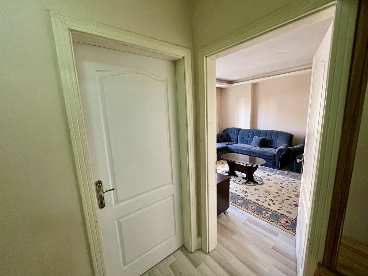 Hatay ve Kahramanmaraş'tan Eskişehir'e gelip apartmana yerleşen 11 aileye eşya konusunda destek olmak için harekete geçen kentteki gönüllüler Burcu Sinem Üret, Tülay İncegönül, Ali Burak Asil ve Cemrenur Biçer de hayırseverlerden beyaz eşya, mobilya ve ihtiyaç duyulan malzemeleri temin etti.<br>