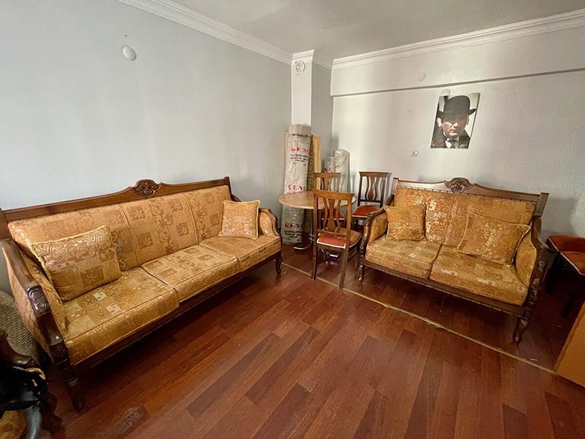 Alanönü Mahallesi Batur Sokak'ta 5 katlı, 11 daireden oluşan boş durumda apartmanı bulunan hayırsever iş adamı Ercan Yavaş, Kahramanmaraş merkezli depremlerin ardından bu evleri bedelsiz olarak bir yıllığına afetzedelerin kullanımına sundu.