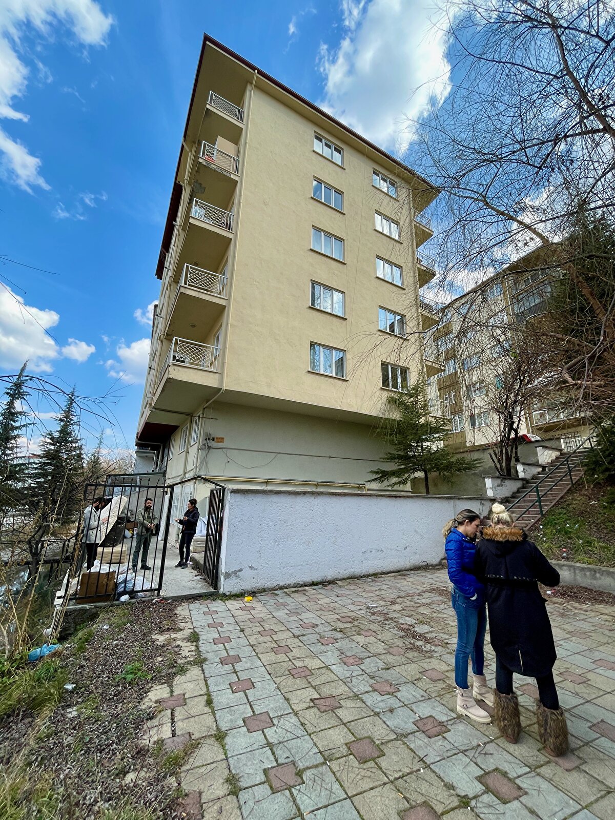 Eşyaların da yerleştirilmesiyle aileler tahsis edilen evlerinde yeni bir yaşama başladı.<br>Antakyalı depremzede Sabit Neşeli, AA muhabirine, Pazarcık merkezli 7,7 büyüklüğündeki deprem sırasında yaşadıkları sarsıntıyı unutamadığını söyledi.<br><br>Neşeli, depremin her anını hatırladığını belirterek, ilk sarsıntıyı hissedince eşiyle çocuklarının odasına gittiklerini anlattı.