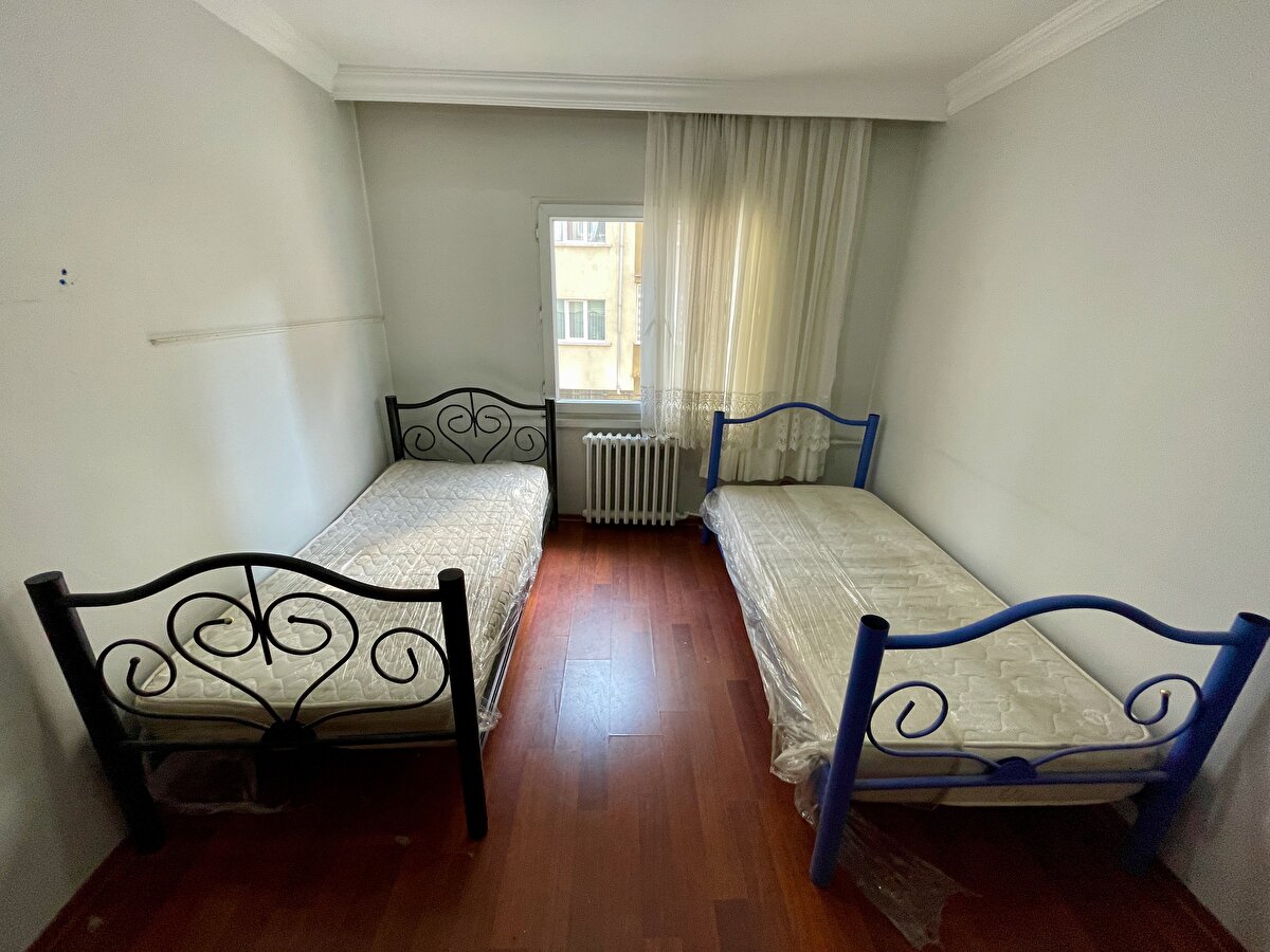 Neşeli, evlerinin zarar görmesi nedeniyle bir yakınının yaşadığı Eskişehir'e geldiklerini belirterek, Ercan Yavaş'ın tahsis ettiği apartmanın bir dairesinde yaşamaya başladıklarını söyledi.<br><br>Kendilerine büyük destek sunulduğunu dile getiren Neşeli, "Kent halkı da sağ olsun yiyeceğimizden içeceğimize, koltuğumuzdan halımıza kadar destek oldu. Ercan Bey'e ve vatandaşlara duyarlılıklarından dolayı teşekkür ediyorum. Başımıza gelen afetten sonra kimin neye ihtiyacının olabileceğini öğrendik. Ercan Bey ve ailesinden Allah razı olsun. Onun desteğini asla unutmayacağız." diye konuştu.<br><br>Neşeli, bir süre sonra yeniden memleketleri Hatay'a döneceklerini kaydetti.<br><br>- "Yardımcı olan herkese minnettarız"<br><br>Esra Meydanoğulları da Hatay'ın Defne ilçesinde eşi ve 4 kızıyla yaşadıkları evlerinin depremde hasar gördüğünü belirtti.<br><br>Bir kızının sarsıntı nedeniyle yıkılan duvarın altında kaldığını anlatan Meydanoğulları, şunları kaydetti:<br><br>"Kızımı duvarların arasından zor kurtardık. Görümcem enkazdan çıkarıldı. Oğlu kurtardı onu. Çok korktuk. Tek isteğim çocuklarımı alıp sokağa çıkmaktı. Sarsıntının şiddetinden yere savruldum. Sarsıntı nedeniyle yerden kalkamadım. Evin kapısını açmaya çalıştık ancak açılmadı. Yıkılan duvarı aşıp kendimizi evin dışına attık. Her anlattığımda olayı yeniden yaşıyorum. Çok zordu."<br><br>Bir hafta önce geldikleri Eskişehir'de gönüllülerden Tülay İncegönül'ün kendileriyle ilgilendiğini belirten Meydanoğulları, tüm ihtiyaçlarının karşılandığını söyledi.<br><br>Meydanoğulları, "Allah razı olsun. Yardımcı olan herkese minnettarız." ifadelerini kullandı.<br><br>İş adamı Ercan Yavaş ise 2 yıl önce geçirdiği kalp krizi sonucu hayatını kaybeden babası Derviş Yavaş'ın anısına depremzedelere yardımcı olduğunu belirterek, kendilerinden sadece dua beklediğini söyledi.