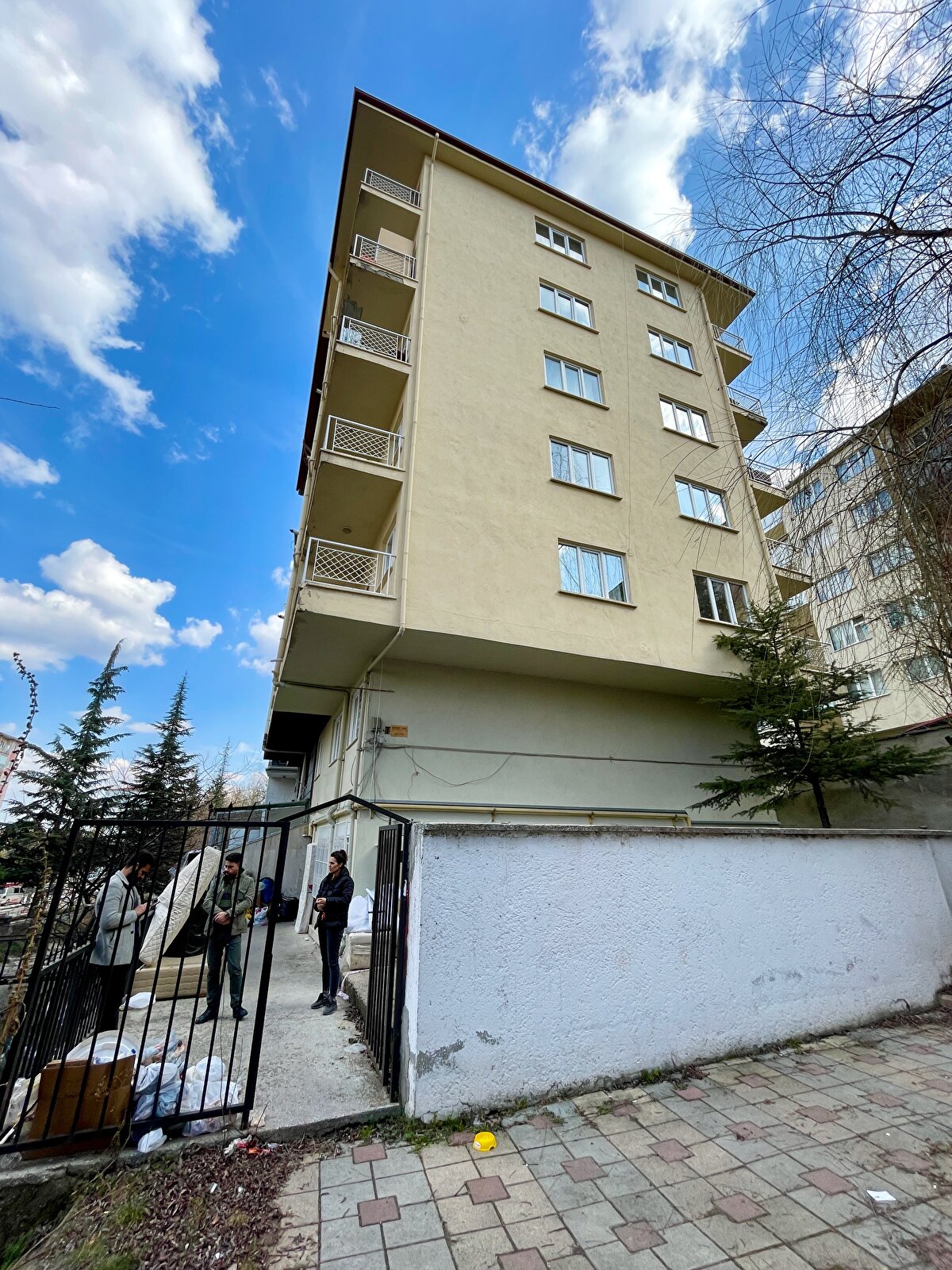 Odaya gidene kadar birçok kez duvara çarptıklarını ifade eden Neşeli, "Sarsıntı çok şiddetliydi. İki çocuğumun ellerini tuttum. Eşim de yanımdaydı. Dua etmeye başladık. Deprem adeta sallayıp, evi yukarı fırlatıyordu. Çok korktuk. Sarsıntı durur durmaz evden dışarıya çıktık. Başka bir apartmanda oturan ve evleri yıkılan anne ve babamı sırtımda taşıyarak evden çıkarttım. Allah bu acıları kimseye yaşatmasın." dedi.<br>