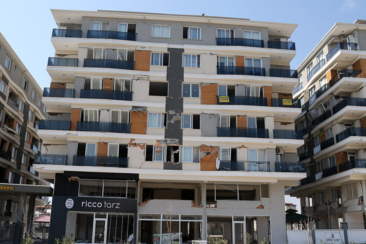 Emniyet güçleri, bina önlerinde nöbet tutarak depremzedelere engel olmaya çalıştı.