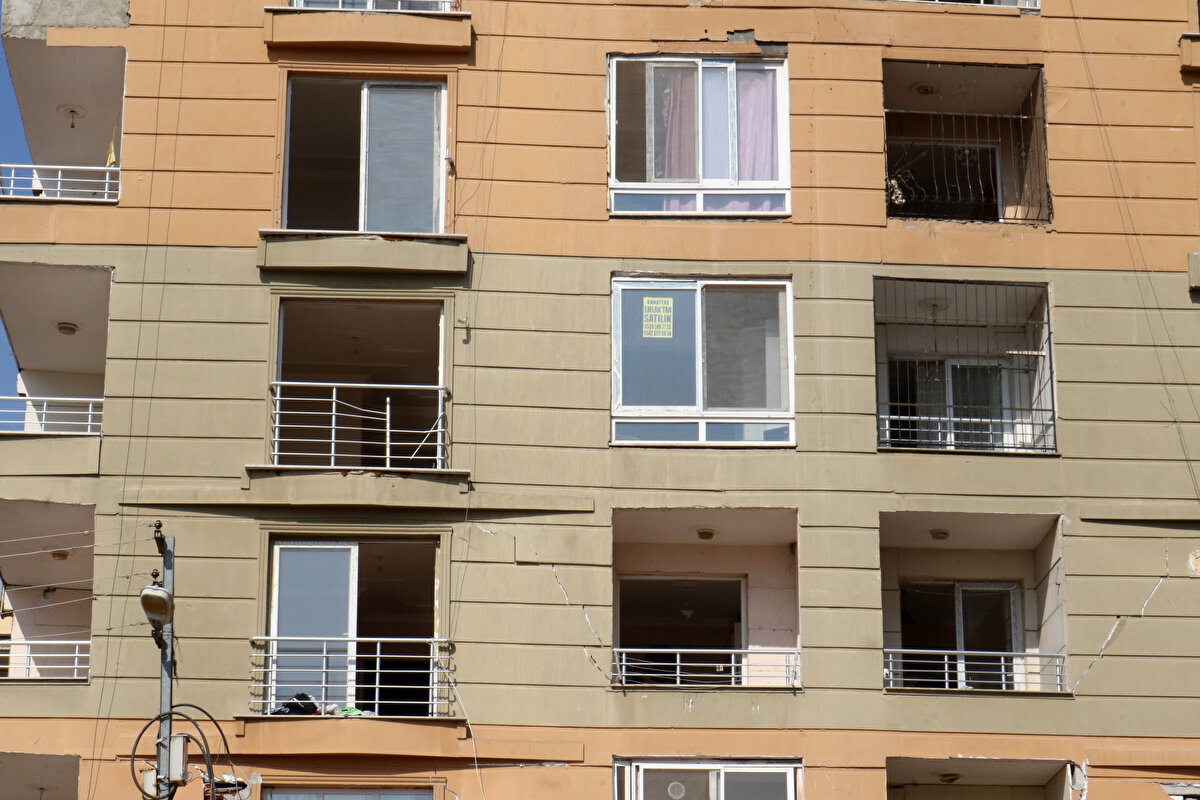 Hayalet kente dönen Hatay'da depremzedeler ya şehir dışına ya da ekiplerce çadır ve konteynerlere yerleşti.