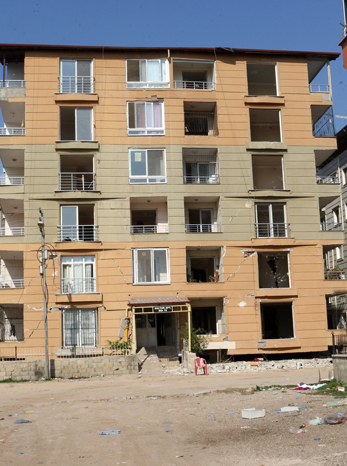 Kahramanmaraş merkezli depremlerin ardından 20 Şubat'ta 3 dakika ara ile Hatay'da yaşanan 2 deprem sonrası hasar gören binalara giriş yasaklandı; kent adeta hayalet şehre döndü. Yasağa ve tehlikeye aldırmayan bazı depremzedelerin ise binalara girip, eşya almaya çalıştığı görüldü.