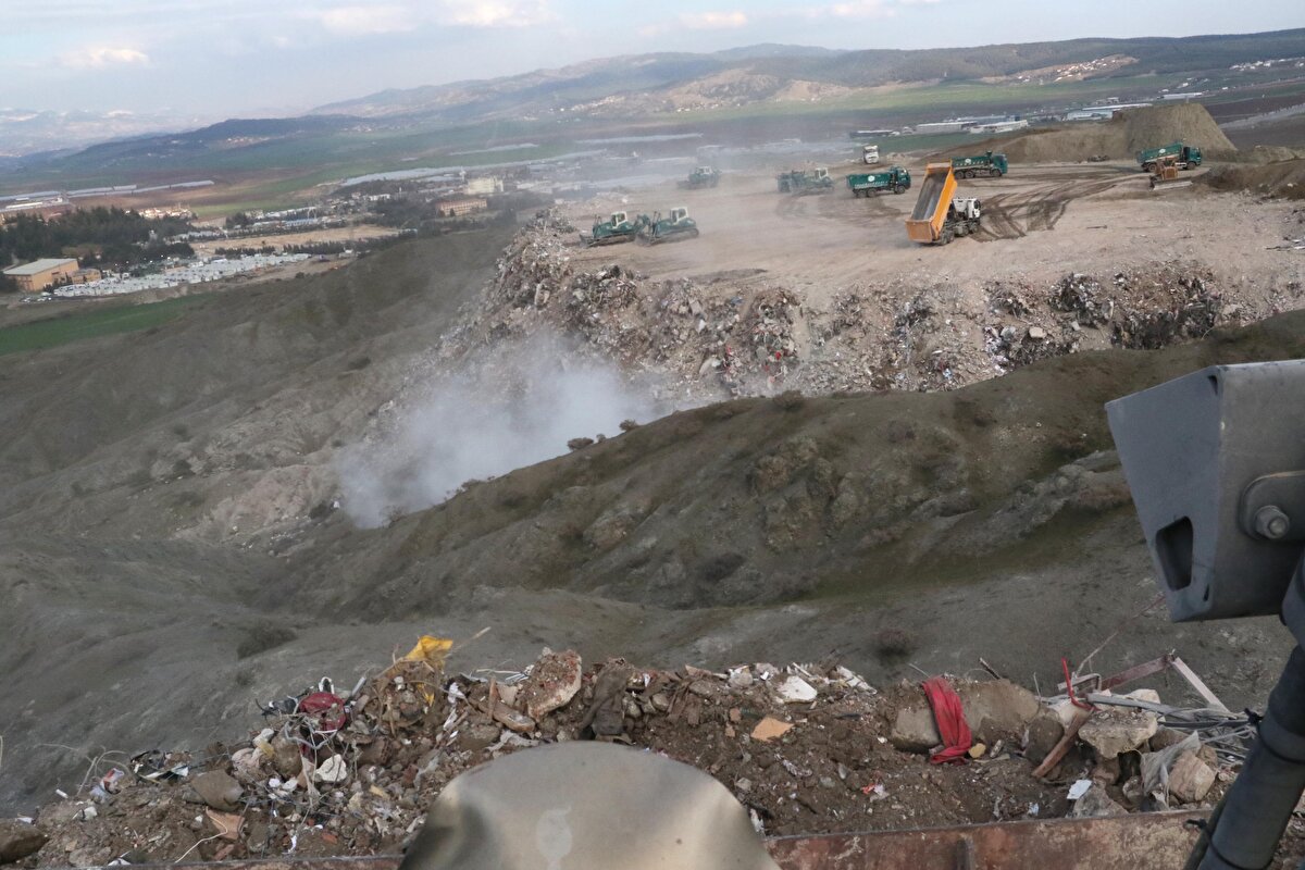 Tahliye edilenlerin sayısının 140 bini geçtiği kentte, enkaz kaldırma çalışmaları ise aralıksız sürüyor.