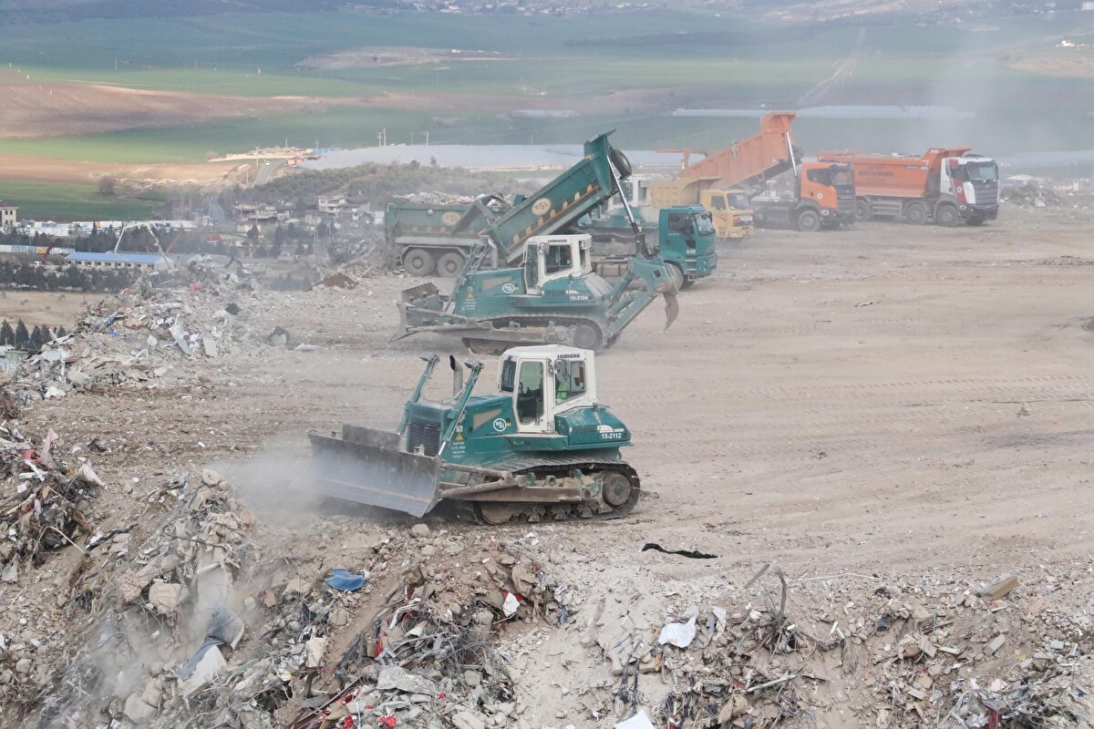 Kahramanmaraş'taki depremin ardından yerle bir olan binaların enkazı, döküm noktalarında adeta dağa dönüştü. 