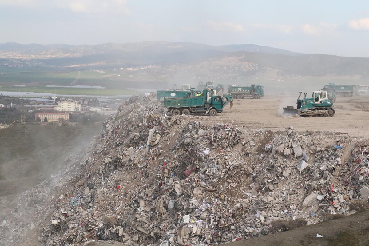  Ağır hasarlı ve acil yıkım kararı alınanların da aralarında olduğu 30 binin üzerinde bina da hasar oluştuğu belirlendi.