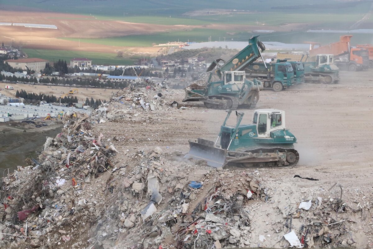 Yaklaşık 65 ekskavatör, 300 kamyon ve 11 dozer ile bu işlemi gerçekleştirmekteyiz. Günlük 2 bin 400 civarında kamyon seferi gerçekleşiyor. 45 bin ton civarında molozun bu bölgeye nakli gerçekleştiriliyor. Yaklaşık 1-1,5 ay içerisinde enkazların buraya taşıma işlemini tamamlamayı hedefliyoruz. Bir kamyon yaklaşık 20-25 tonluk bir yükle buraya geliyor. 2 bin 400 kamyondan hesap yaptığımız zaman 40-45 bin ton molozu buraya 1 günde naklediyoruz" dedi.