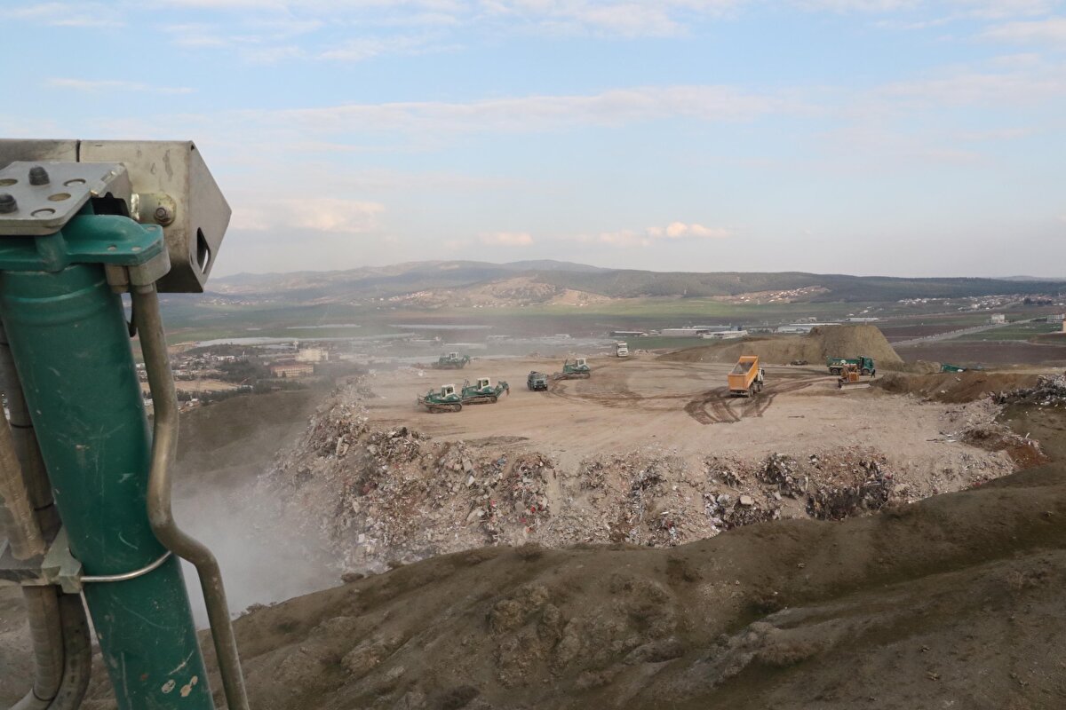 DSİ 20'nci Bölge Müdürü Kazım Doğru, son 5 günde yaklaşık 220 bin ton hafriyatın döküm noktalarına taşındığını söyledi.