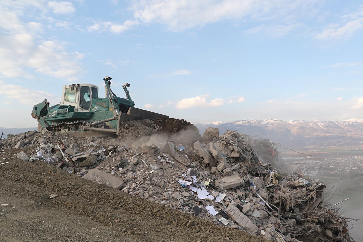 Hasar tespit çalışmaları ile kentte, 5 bin 364 binanın yerle bir olduğu tespit edildi.