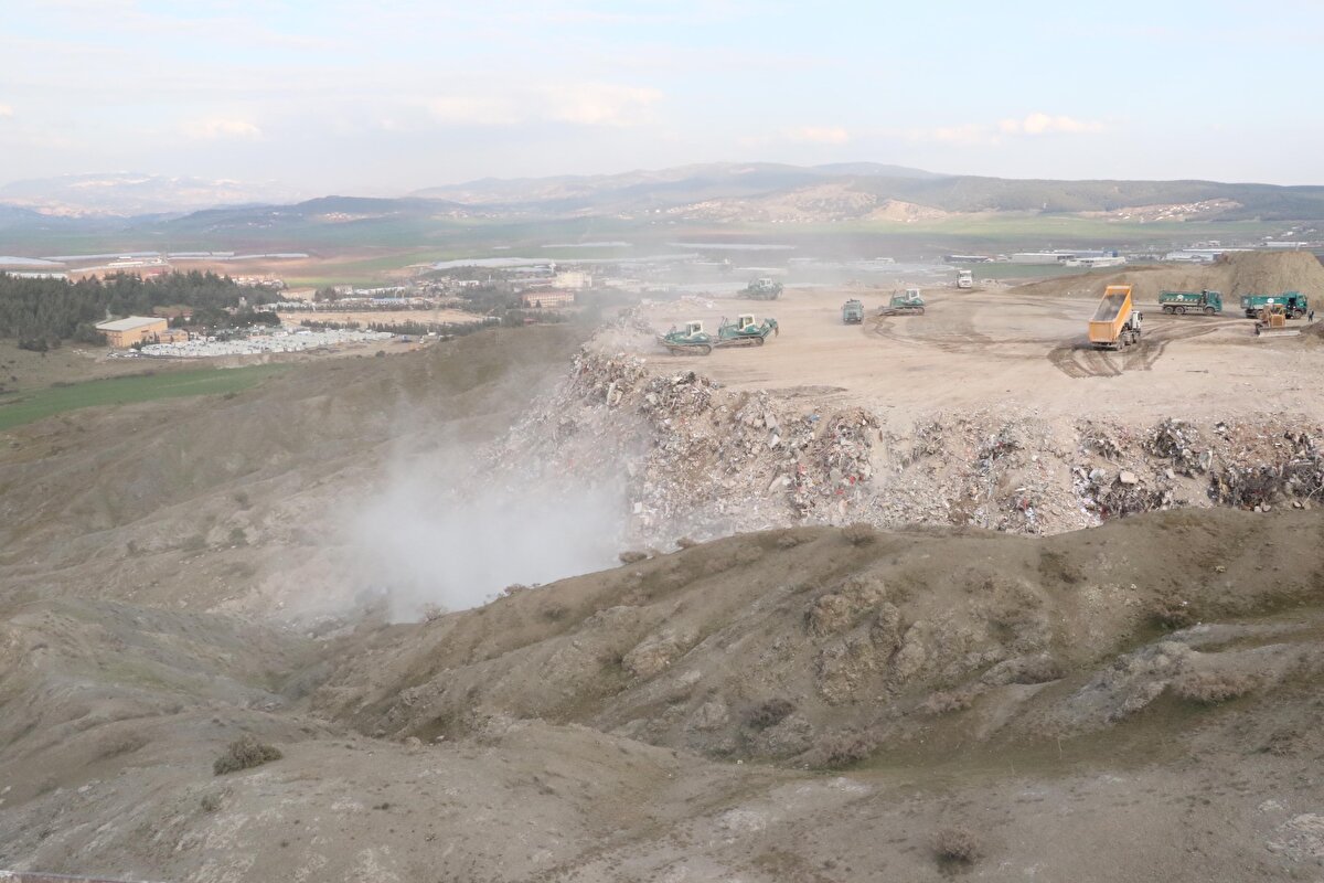 Büyük çoğunluğu Devlet Su İşleri'ne (DSİ) bağlı iş makinesi ve kamyonlar, enkazı belirlenen 3 farklı döküm noktasına taşıyor.