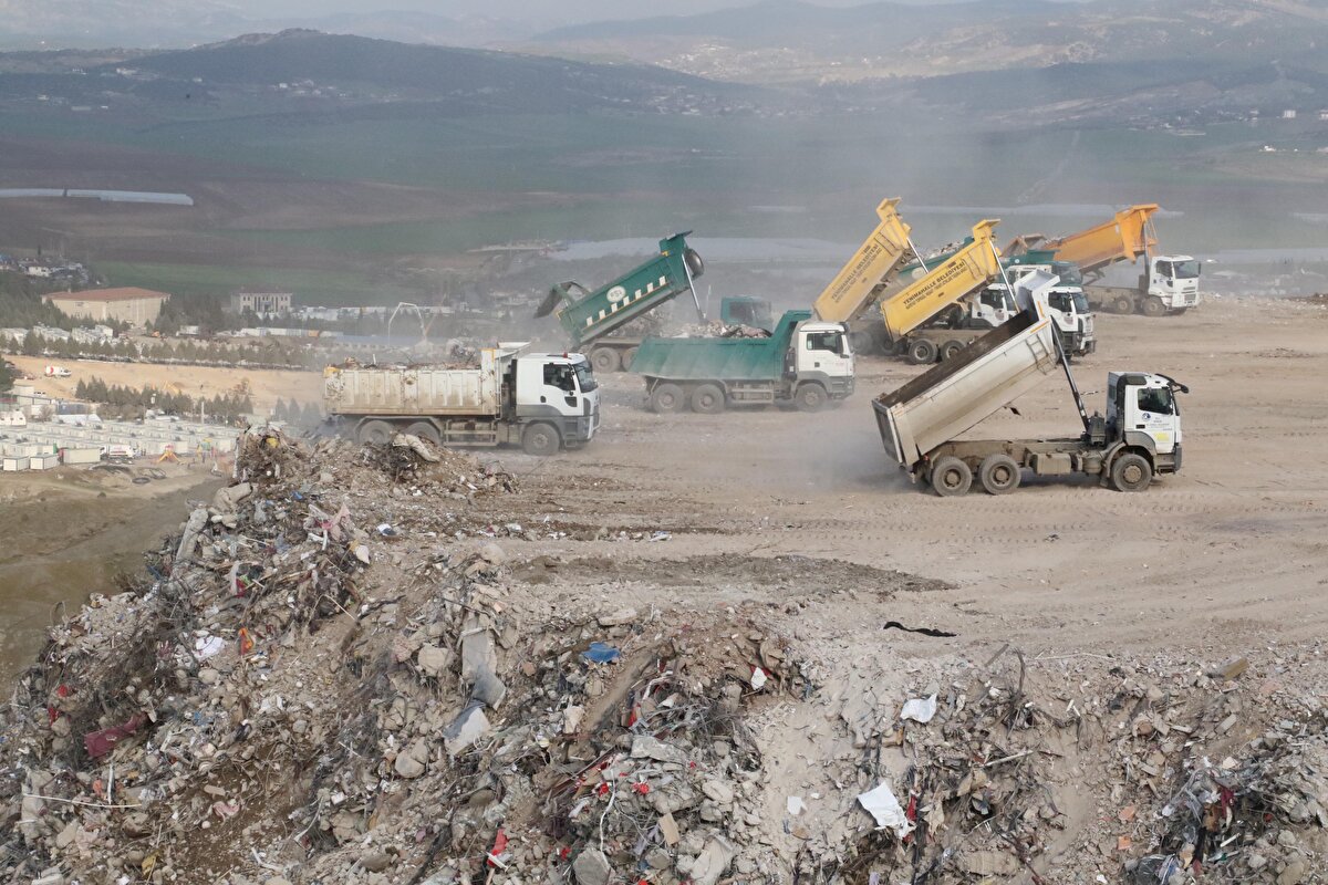 Kahramanmaraş'ta enkaz kaldırma çalışmalarının 1,5 ayda tamamlanacağını anlatan Doğru, "Şu anda Kahramanmaraş Karacasu bölgesindeyiz. Yıkılan enkazların kaldırılması ve buraya getirilmesi görevi, DSİ'ye verildi.