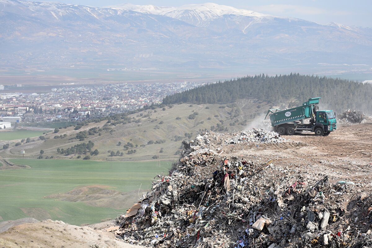 Ekiplerin hafriyat sahasında yaptıkları döküm çalışması dron ile havadan görüntülendi.<br>