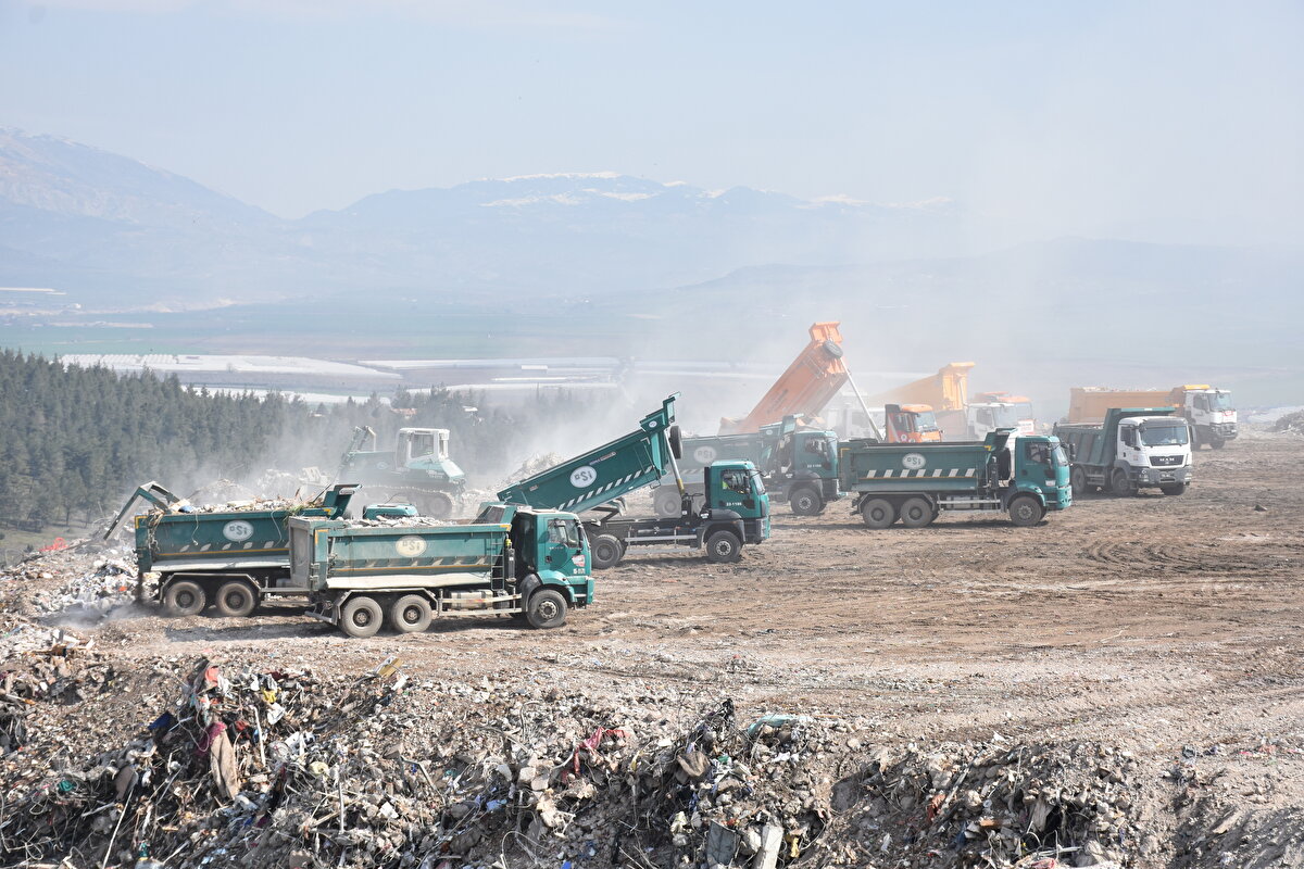 Ekiplerin şu anda enkaz kaldırma faaliyetlerine devam ettiğini ifade eden Doğru, "Bu minvalde yaklaşık 500-550 iş makinesiyle şehirdeki enkazı belirlenen yerlere taşıyoruz. Şu anda iki döküm sahası var. Günlük yaklaşık 45 bin ton civarı bir enkazı bu döküm merkezlerine naklediyoruz. Bir kamyon günde hemen hemen 8 sefer yapabiliyor. Şu anda 300 kamyonumuz var. 2 bin 400 seferlik bir döküm gerçekleşiyor." diye konuştu.<br>