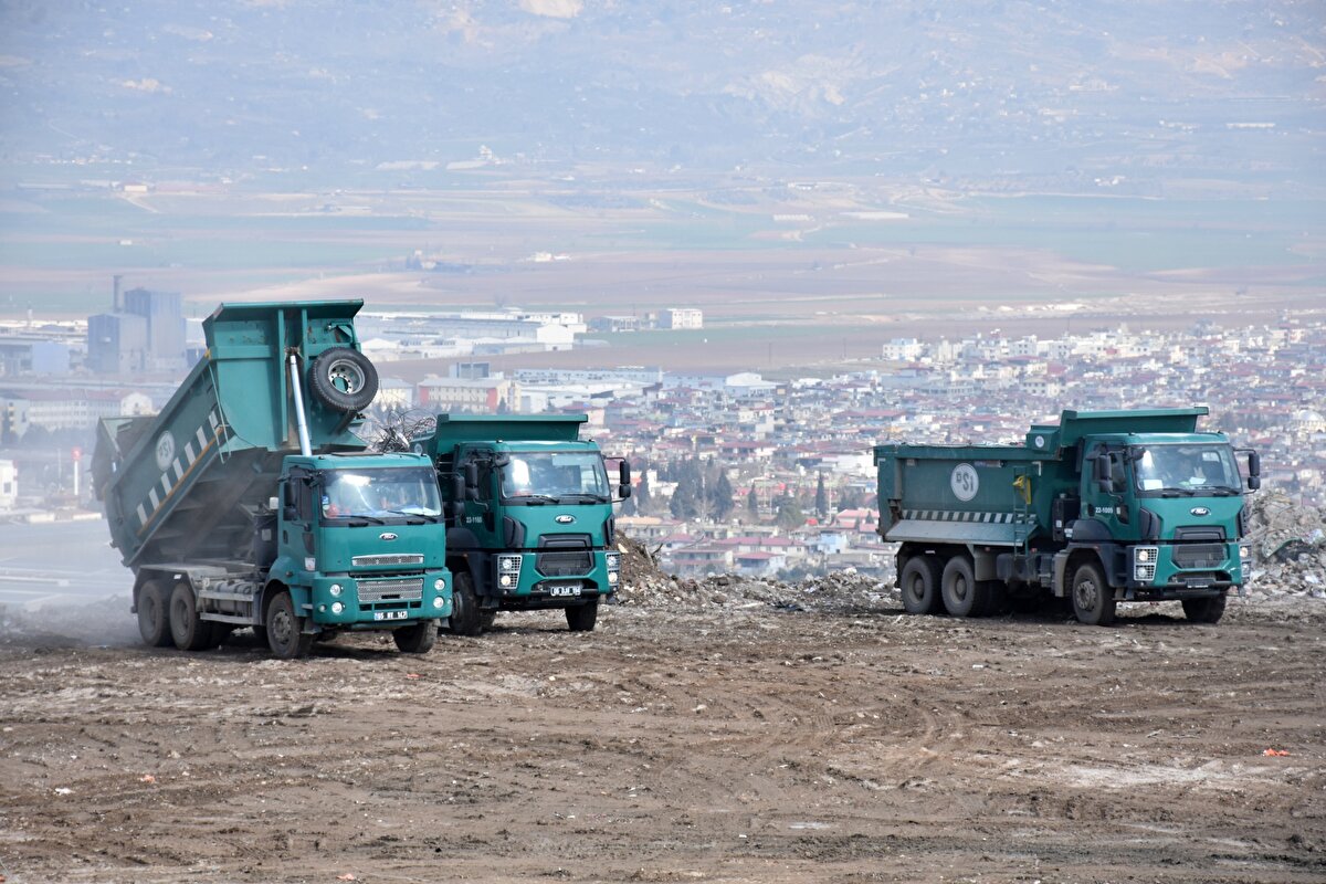 Molozlar kamyonlarla belirlenen hafriyat sahalarına taşınıyor. Güvelik güçlerinin de bulunduğu alanda sahadaki diğer iş makineleri tarafından düzeltme çalışması gerçekleştiriliyor.<br>