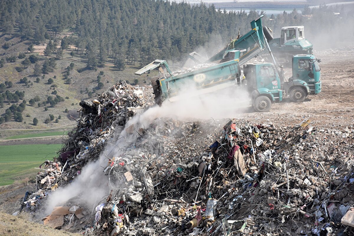 Doğru, "Bu bulunduğumuz kampüste aynı zamanda tüm operatörlerin barınma ihtiyacını da karşılıyoruz. Vardiyalı bir sistem uyguluyoruz. Vardiyalı bir sistemle çalışmalarımız devam ediyor. Yaklaşık 1-1,5 ay içinde şehrin tüm enkazını kaldırmış oluruz." dedi.<br>