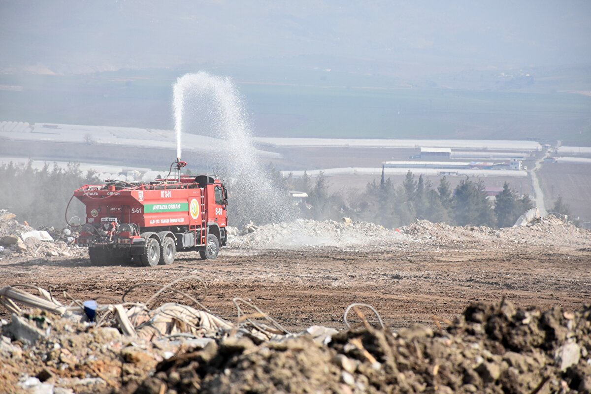 "1-1,5 ay içinde şehrin tüm enkazını kaldırmış oluruz"<br><br>Yıkılacak binalarla ilgili işlemlerin Çevre, Şehircilik ve İklim Değişikliği Bakanlığınca yürütüldüğünü ifade eden Doğru, müdürlük olarak lojistik destek kapsamında depremin ilk anından itibaren 2 milyon litrenin üzerinde yakıt harcandığını belirtti.