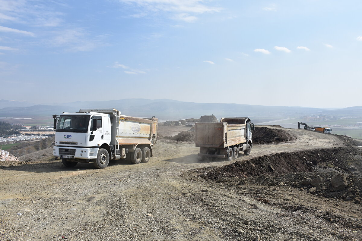 DSİ'ye ait kamyon, ekskavatör ve dozerler günün erken saatlerinden itibaren müdürlük kampüsünden hareket ediyor. Kentte yıkılan binaların enkazı, iş makineleri aracılığıyla kamyonlara dolduruluyor.<br>