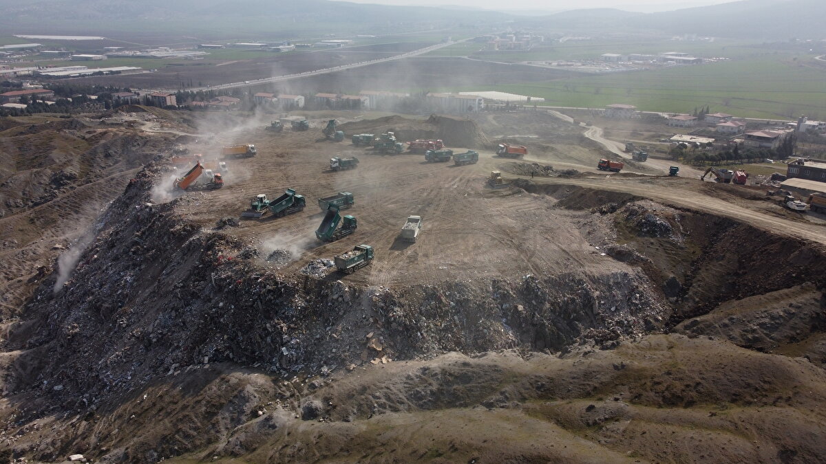 DSİ 20. Bölge Müdürü Kazım Doğru, AA muhabirine, bölge müdürlüğü kampüsünün depremin ilk saatlerinden itibaren bir lojistik üs olarak kullanıldığını söyledi.<br>