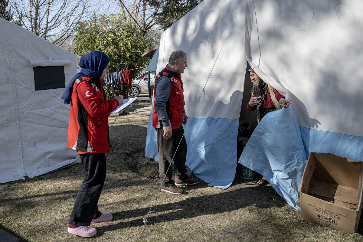 Depremden önce gönüllü doktor olarak diş tedavisi ile sağlık taraması yapmak için Suriye'ye gittiklerini ifade eden Paksoy, sözlerini şöyle sürdürdü:<br><br>"Bu afeti yaşamayı hiç öngörmedik. Bu kadar yıkıcı olacağını bilemedik. Kendimi ve ailemi güvenli bir bölgeye aldıktan sonra bu çalışmalara başladım. AID üyesi ve temsilcisi olduğum için sağlık ekiplerinin hemen buraya gelmesinde, yönlendirilmesinde elimden geldiğince yardımcı olmaya çalıştım ve çalışmaya devam ediyorum."