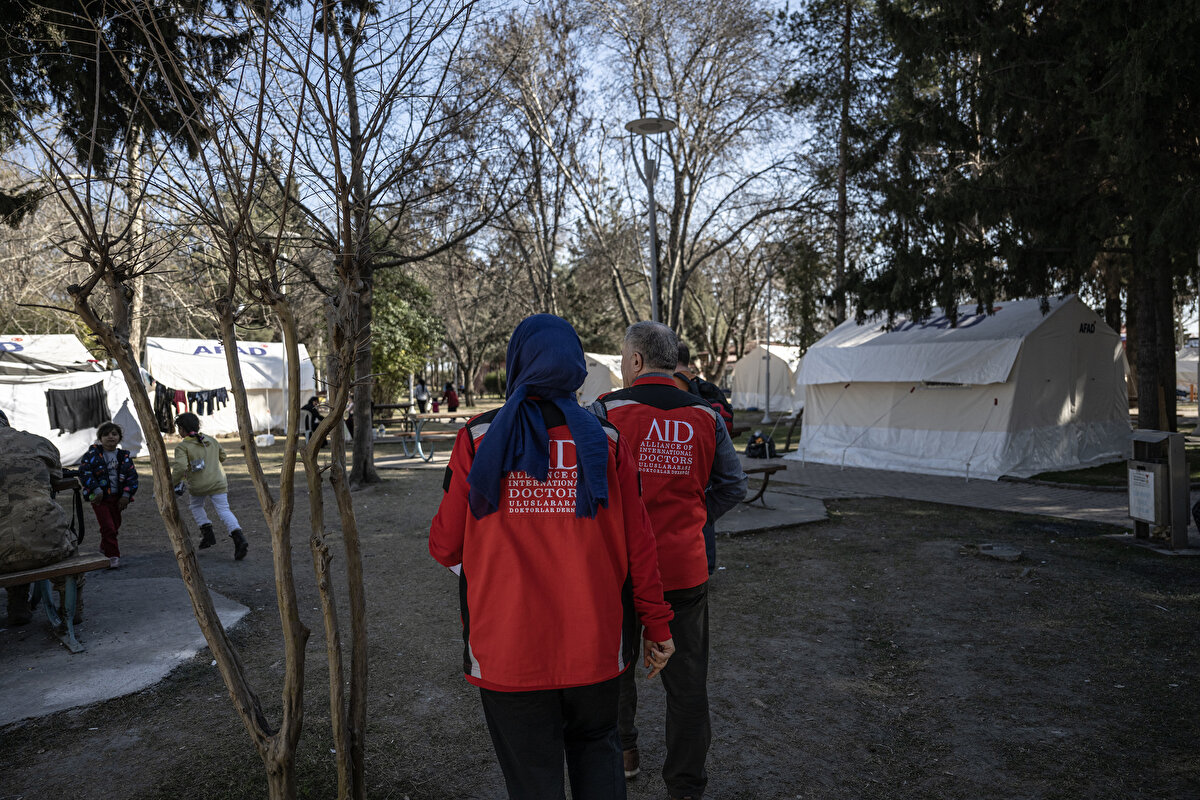 <br>AID bünyesindeki gönüllü doktor, ebe, hemşire ve paramedikten oluşan 7 kişilik ekip, sahra hastanesinde günlük ortalama 150 hastaya bakıyor.