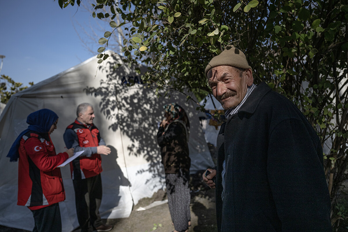 Gönüllü doktorlar, yaklaşık 1000 çadırın bulunduğu ve 10 bin kişinin yaşamını sürdürdüğü çadır kentte günlük sağlık taraması da yapıyor. Bütün çadırları dolaşan doktorlar, kronik hastalığı ile aşısı eksik olanları tespit ediyor, gebelik tespiti yapıyor ve depremzedelerin ilaca erişimini sağlıyor.