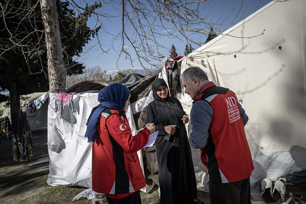 14 gündür 2 binin üzerinde hastanın poliklinik tedavisinin yapıldığını belirten Paksoy, "Barınma merkezlerine, köylere gidilerek sağlık taraması yapıldı. Burada poliklinik hizmetinin yanı sıra psikososyal destek çalışması da yapıyoruz. Gelen gönüllü hekimlerimizin arasında psikologlar da var. Çocuk oyun alanlarında ve kendi çalışma alanımızda psikososyal destek çalışması yapıyoruz." dedi.