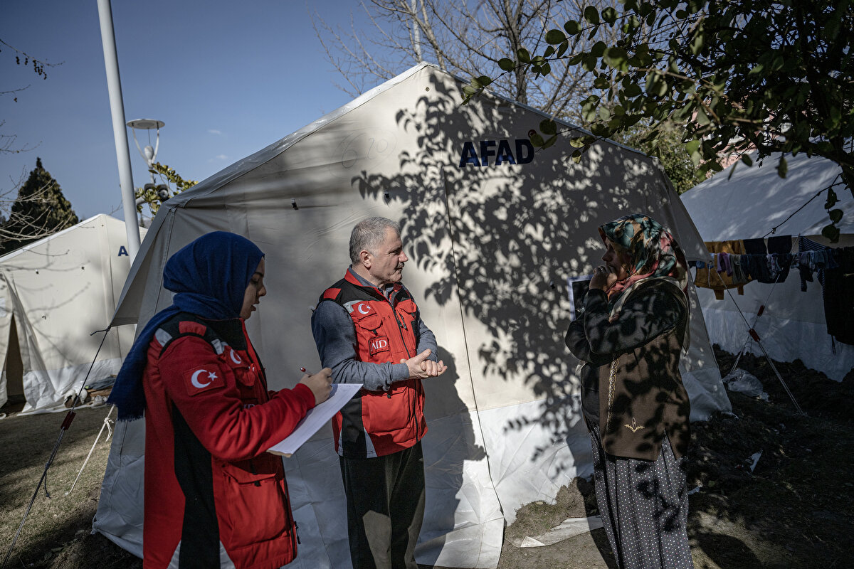 Çocuk ve kadınların depremden çok etkilendiğini belirten Paksoy, "Ciddi anlamda bir korku ve endişe hakim. Bu yüzden psikologlarımızın yaptığı çalışmalar çok kıymetli. Burada epeyce bir müddet psikososyal, psikoterapi veya rehabilitasyon çalışmaları devam edecek." diye konuştu.<br>