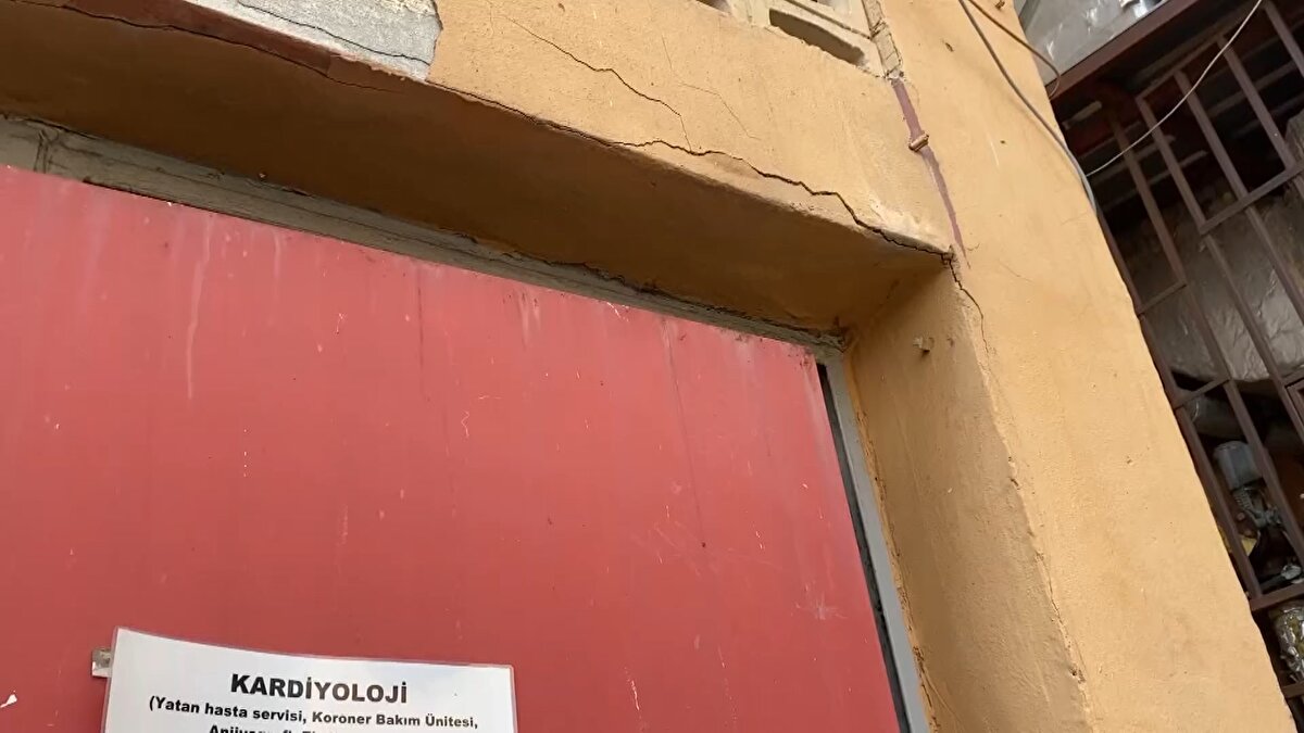 Dahili ve Cerrahi Bölümlere ait toplam 800 hasta yatağı, 32 ameliyathane, yoğun bakım, kemik iliği ve diyaliz üniteleri, karaciğer ve böbrek nakil merkezi, ayaktan sağlık hizmeti veren 117 birim ve ünite, ileri düzey robotik cerrahi merkezi, endoskopi üniteleri, ileri düzey girişimsel ve tanısal görüntüleme üniteleri ile birlikte tüm erişkin ayaktan ve yatan hasta kabulü ve tüm ameliyatlar durdurulmuştur.''<br><br>