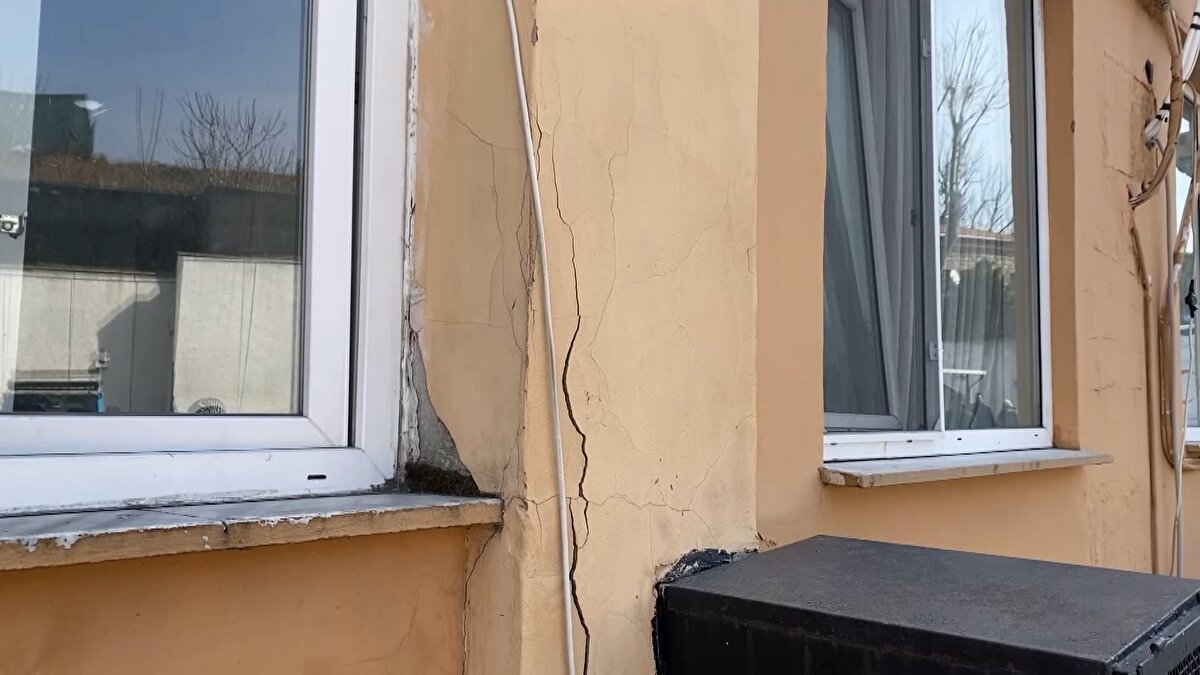 İstanbul Üniversitesi-Cerrahpaşa Dahili Tıp Bilimleri Amfileri binasında konuşan Rektör Aydın şunları söyledi:<br><br>"Yaşanan son depremlerden sonra, betonarme bina stokumuzun değerlendirilmesi amacıyla geçtiğimiz hafta başında Rektörlüğümüzce, Üniversitemiz İnşaat Mühendisliği Bölümü öğretim üyelerinden oluşan bir heyet görevlendirilerek Cerrahpaşa Yerleşkesindeki tüm yapılar değerlendirilmiştir. Yapılan değerlendirme neticesinde, tüm dahili ve cerrahi bilimleri içerisinde barındıran toplam 17 ayrı binadan oluşan Monoblok binalar kompleksi ile Uğur Derman binası, yemekhane binası ve öğrenci yurt binalarının emniyetle hizmeti yerine getirecek güvenlik seviyesine sahip bulunmadığ ve bu binaların risk taşıdığı tespit edilmiştir. Bu nedenle, Cerrahpaşa Tıp Fakültesi'nin ana omurga yapısını oluşturan yaklaşık 105 bin metrekarelik kapalı alan hizmete devam edemeyecektir. Bu kapsamda, şu andan itibaren geçerli olmak üzere, Acil ve Çocuk Sağlığı ve Hastalıkları birimi haricindeki sayacağım şu birimler devre dışı kalacaktır.