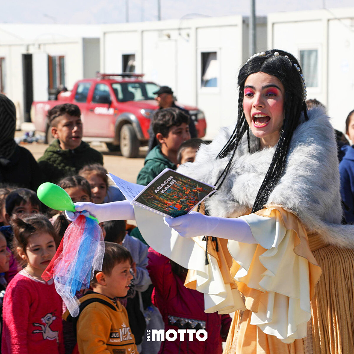 11 kişilik ekip,<br>Beydağı Konteyner Kenti’nde depremzede çocuklar için 'Ağacın Kalbi' isimli oyunu sahneledi.