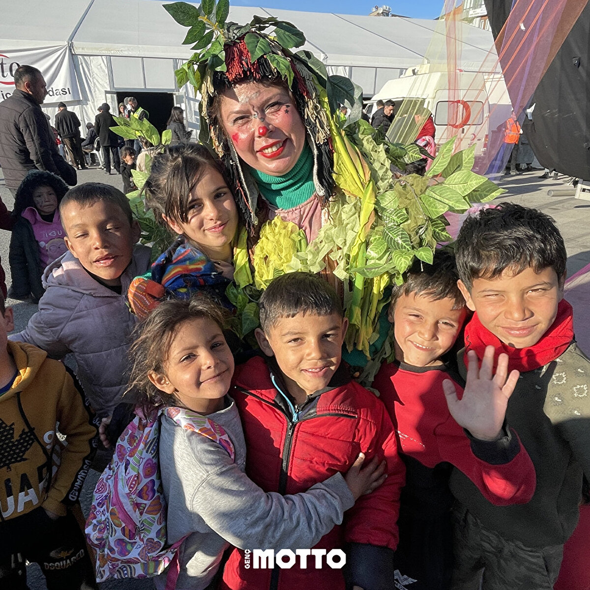 Sanatçılar, sergiledikleri oyunlarla çocukların ve ailelerinin depremin etkisinden kurtulmasına yardımcı olmaya çalışıyor.<br>