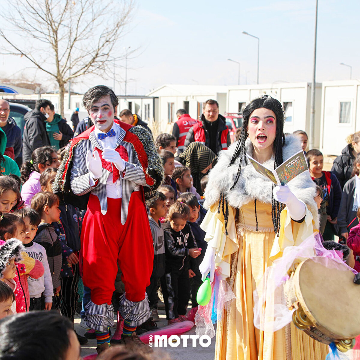 Sergiledikleri tiyatro oyunlarına zaman zaman çocukları da dahil eden tiyatrocular, onları kısa bir zaman için bile olsa hayaller aleminde yolculuğa çıkartıyor.
