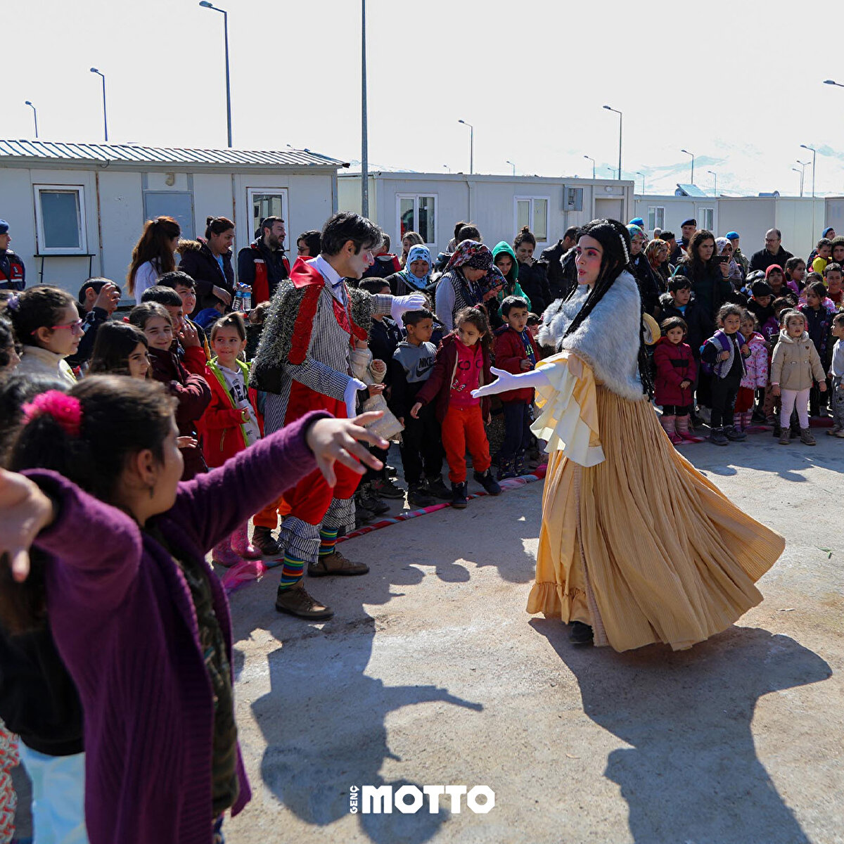 Afetten etkilenen çocukların yaşadıkları travmayı unutmalarını hedefleyen çocuk oyunları kentin farklı noktalarına kurulan çadır ve konteyner kentlerde sahnelenmeye devam edecek.