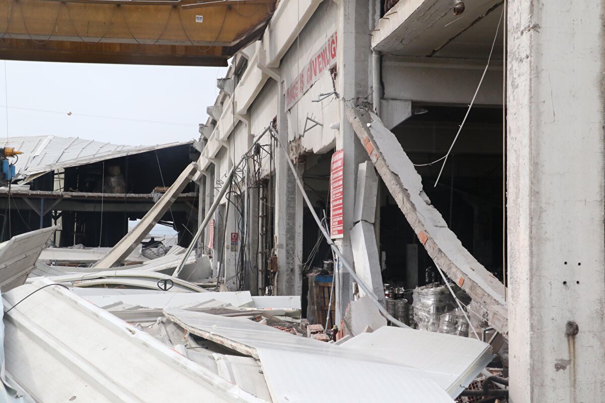 Yaralanan işçiler, ambulanslarla hastaneye kaldırıldı.