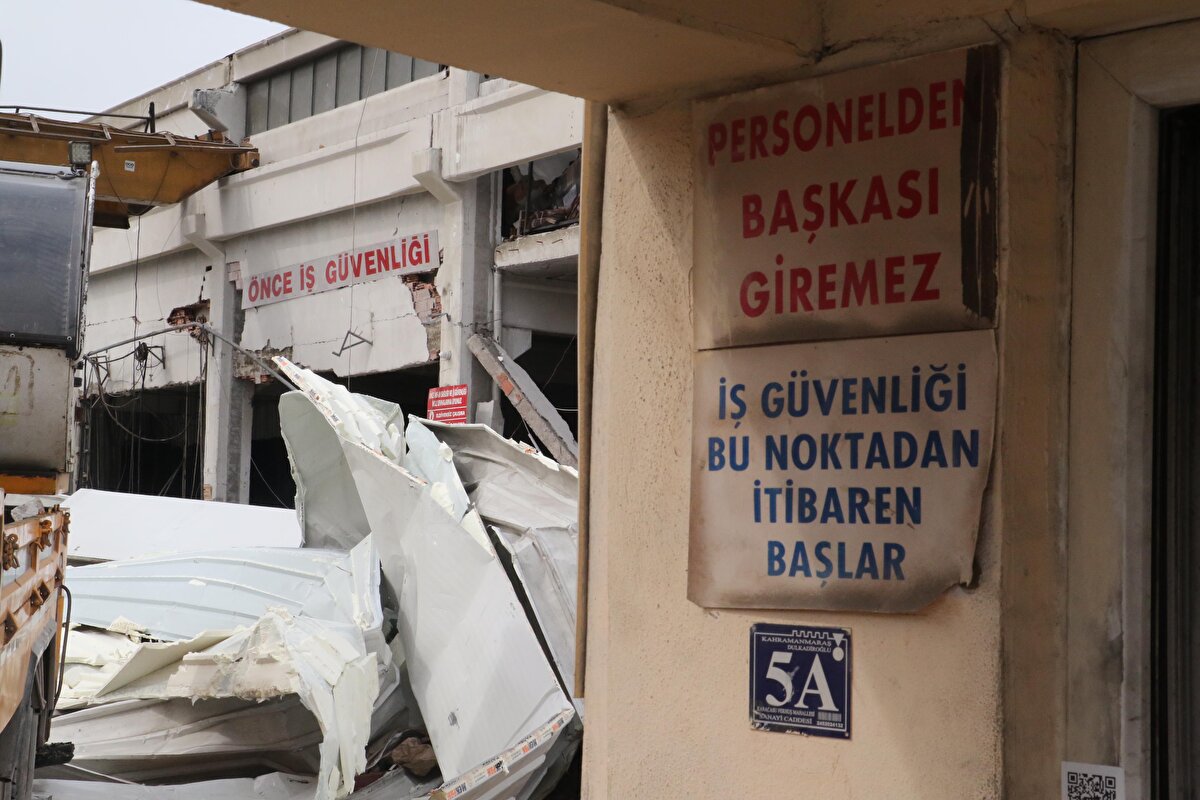 Öte yandan ağır hasar alan fabrikanın duvarlarında ve girişteki danışma ofisinin kapısındaki iş güvenliğine ilişkin uyarılar dikkati çekti. 