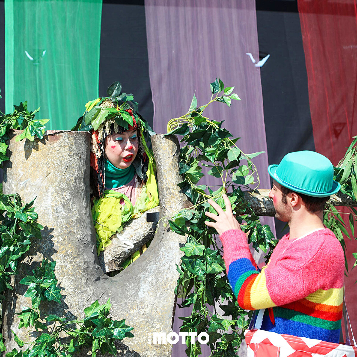 Depremlerin ardından harekete geçen Van Devlet Tiyatrosu sanatçıları, gezici tiyatro tırı ile Malatya'ya geldi.