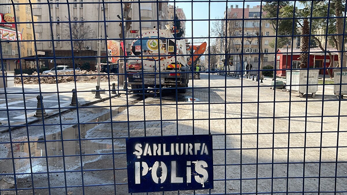 Polis, dökülen molozların başında 24 saat esasına gören nöbet tutuyor. Diğer yandan evleri hasar alan depremzedeler, kalan eşyalarını kurtarmak için uğraşıyor.