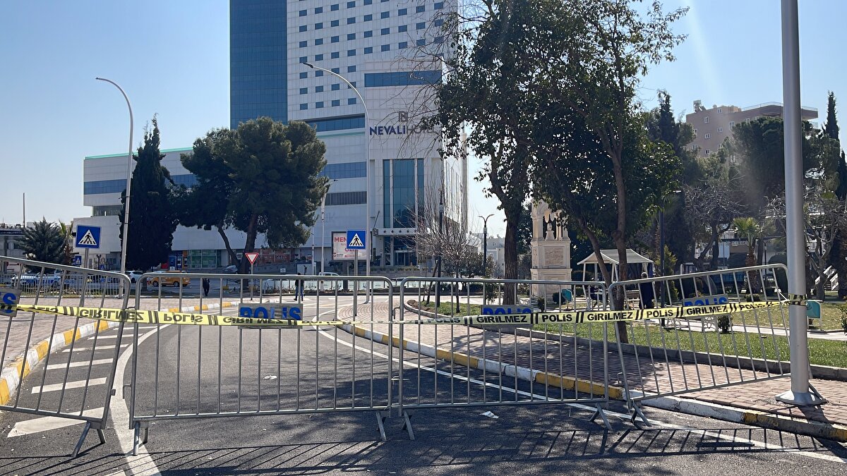 Kahramanmaraş merkezli depremlerin vurduğu Şanlıurfa'da, enkaz kaldırma çalışmaları devam ediyor. Kamyonlara yüklenen moloz yığınları, belli noktalara dökülüyor.