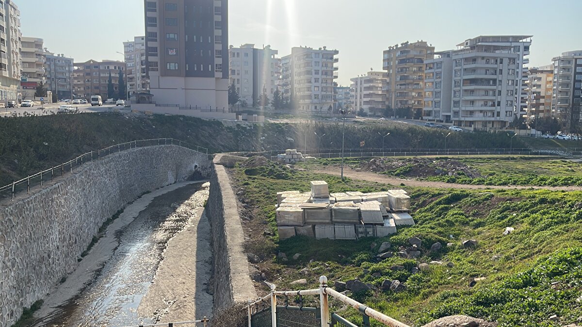 Kent genelinde hasar tespit çalışmaları sürerken, acil yıkım kararı alınan 1122 bina da kontrollü yıkılıyor.