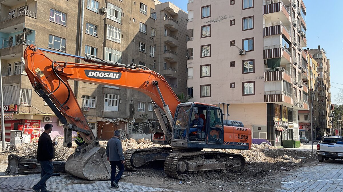 Giriş ile 1'inci katlarda oturanlar kendi imkanları ile üst katlarda oturanlar ise anlaştıkları nakliyecilerle eşyalarını taşıyor.