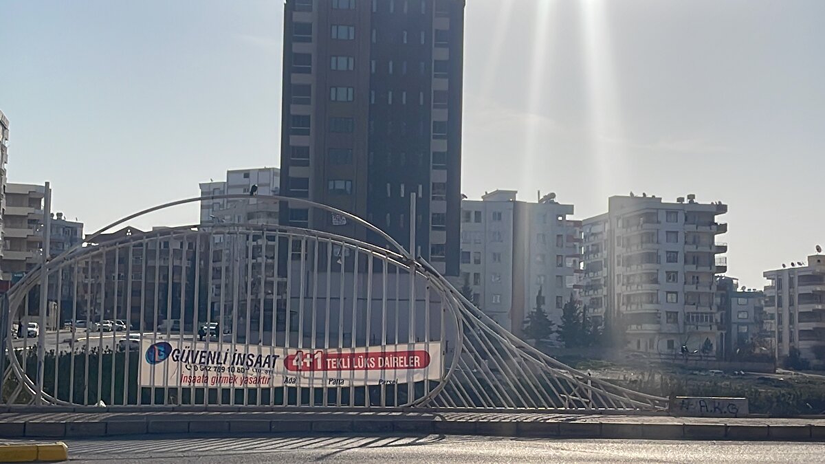 Riskli binaların çoğunlukta olduğu Bahçelievler, Yenişehir ile Karaköprü semtlerinde ise bazı sokak ve caddeler, araç ve yaya trafiğine kapatıldı.