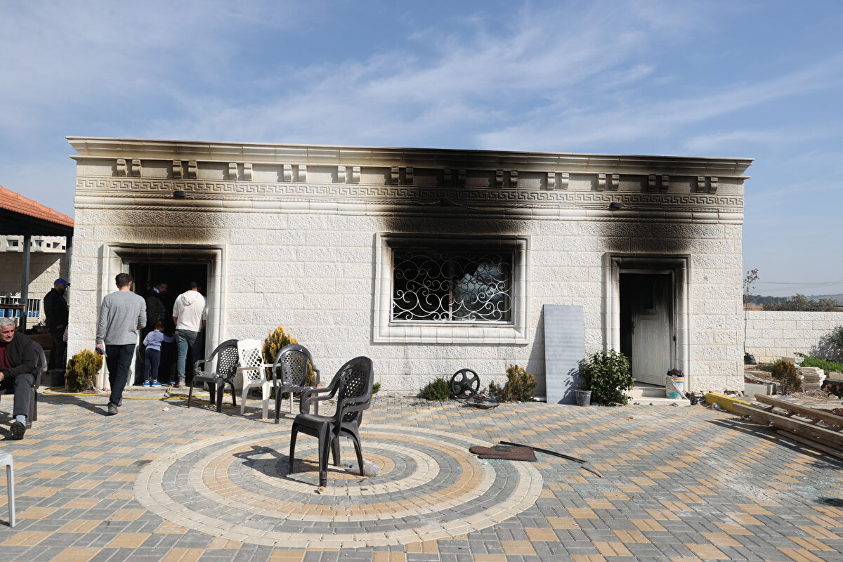 İsrail Başbakanı Binyamin Netanyahu, organize saldırılara girişen Yahudi yerleşimcilere çağrı yaparak, “kanunu kendi elleriyle uygulamamalarını” istedi.<br><br>İsrail Başbakanlık Basın Ofisi'nden yapılan açıklamada Netanyahu, iki Yahudi yerleşimcinin öldürüldüğü silahlı saldırıya atfen, “İsrail ordusu ve güvenlik güçleri şu anda katilin peşinde. Onu bulacağız. Onu yakalayacağız ve onunla hesaplaşacağız” sözlerini kullandı.<br>