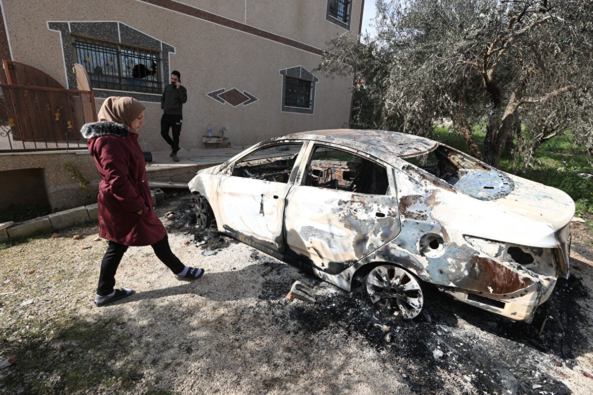 Huvara ve çevresindeki yasa dışı Yahudi yerleşim birimlerinde yaşayan yüzlerce İsrailli yerleşimci sokaklara çıkarak Filistinlilere karşı organize saldırılar başlattı.<br>